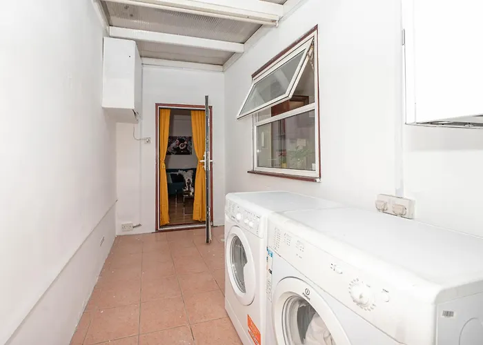 Xtra Large 4 Bedroom House With Heating Sleeps 14 Near Station And Excel London