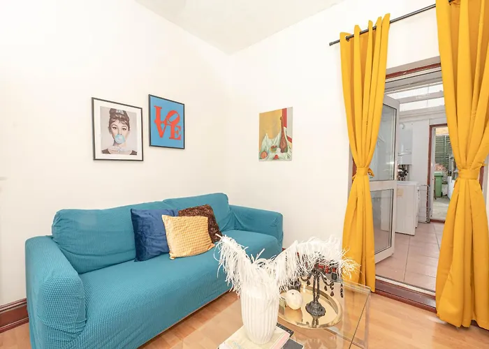 Xtra Large 4 Bedroom House With Heating Sleeps 14 Near Station And Excel London